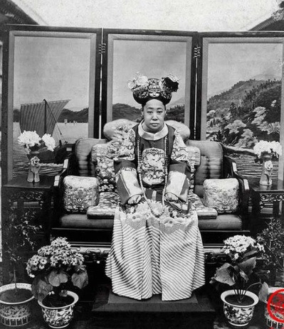 Trong khi đó, Cẩn phi là chị em cùng cha khác mẹ với Trân phi. Cả hai chị em đều được nhà vua yêu thương nên địa vị trong cung vững chắc.