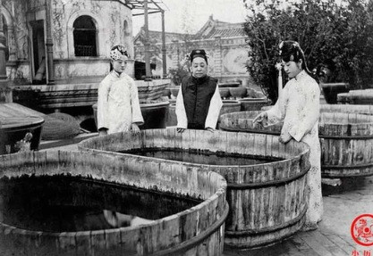 Những bức ảnh chụp cho thấy Cẩn phi (giữa ảnh) có vóc dáng trung bình và dung mạo không quá nổi bật, thậm chí được một số chuyên gia đánh giá là kém xinh.