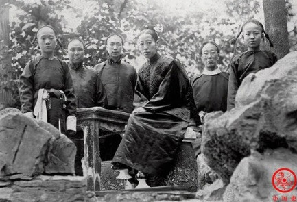 Mặc dù là bậc mẫu nghi thiên hạ nhưng Long Dụ Hoàng hậu (người ngồi hàng đầu tiên) lại có ngoại hình kém xinh. Trong các bức ảnh chụp, vị hoàng hậu này có vóc dáng mảnh khảnh, dung mạo không hề thanh tú, đặc biệt là lưng gù.