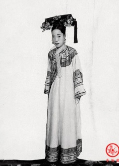 Ngay cả trong chuyện chọn hoàng hậu, vua Quang Tự cũng không thể tự quyết định. Từ Hi Thái hậu ép vua Quang Tự phải lập cháu gái mình làm hoàng hậu. Đó là Long Dụ Hoàng hậu (trong ảnh).