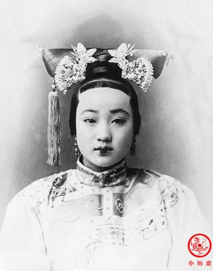 Ngoài Long Dụ Hoàng hậu, hậu cung của hoàng đế Quang Tự gồm 2 phi tần khác là Trân phi và Cẩn phi. Trong đó, Trân phi (trong ảnh) được biết đến là sủng phi của nhà vua nhưng bị Từ Hi Thái hậu "ghét cay ghét đắng".