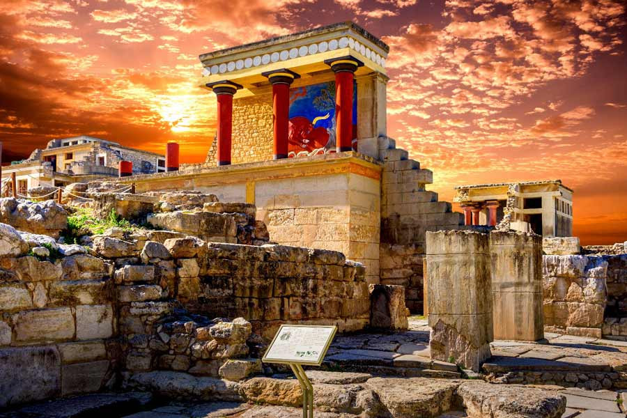 Nền văn minh Minoans được đặt theo tên của vua Minos huyền thoại. Họ sinh sống chủ yếu ở vùng đất ngày nay là đảo Crete từ khoảng năm 2700 trước Công nguyên. Các chuyên gia khảo cổ đã tìm thấy nhiều tàn tích của các công trình cổ xưa tại đây.