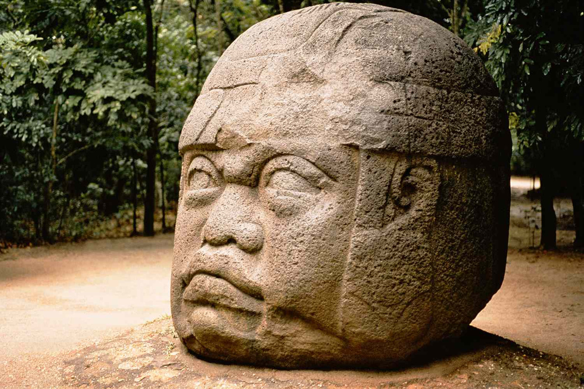 Nền văn minh Olmec phát triển mạnh mẽ khoảng những năm 1200 trước Công nguyên - 400 trước Công nguyên, giai đoạn hình thành vùng Trung Mỹ. Các chuyên gia tìm được các khu di tích của người Olmec chủ yếu ở bờ biển phía nam vịnh Mexico, đặc biệt ở bang Veracruz và Tabasco.