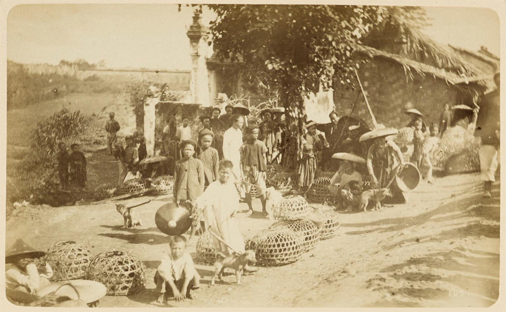 Chợ bán chó ở ngoại thành Hà Nội thời xưa.