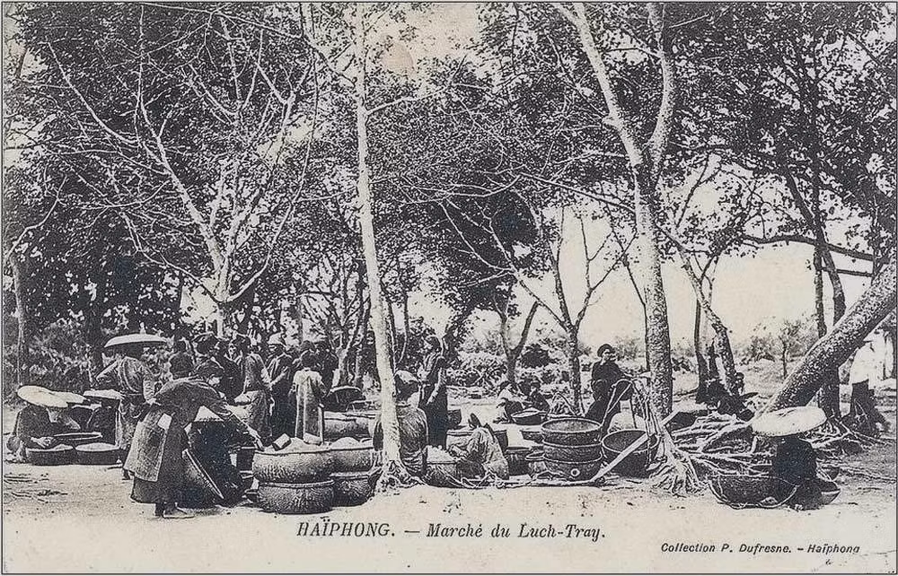 Những người phụ nữ bày hàng bán tại chợ Lạch Tray ở Hải Phòng.