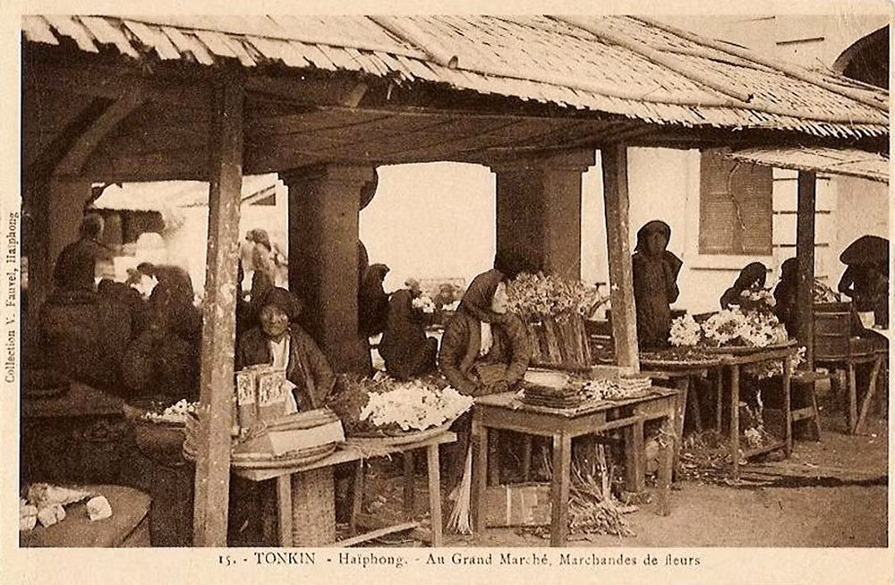 Những người phụ nữ ngồi bán hoa ở một khu chợ tại Hải Phòng.