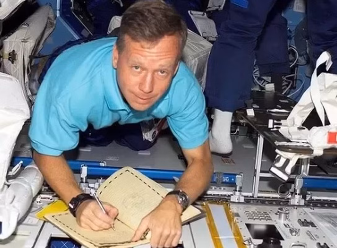 Nguyên do là bởi bất kỳ hạt nhỏ nào có khả năng kẹt trong máy móc, thiết bị tinh vi đều là mối nguy hiểm trên không gian. Hỏa hoạn cũng là vấn đề lớn trong tàu vũ trụ nên các phi hành gia đặc biệt chú ý.