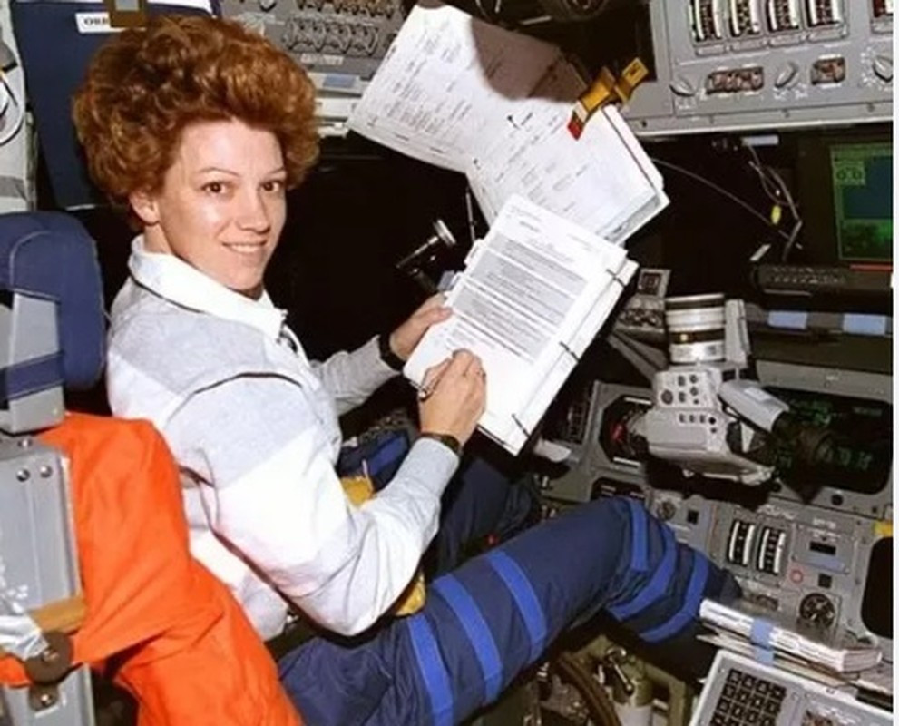 Fisher đề xuất bán cho NASA loại bút mới. Sau khi tiến hành các thử nghiệm nghiêm ngặt, NASA quyết định mua loại bút này cho các sứ mệnh Apollo. Cuối cùng, bút Fisher Space được sử dụng trong sứ mệnh Apollo 7 vào năm 1968.