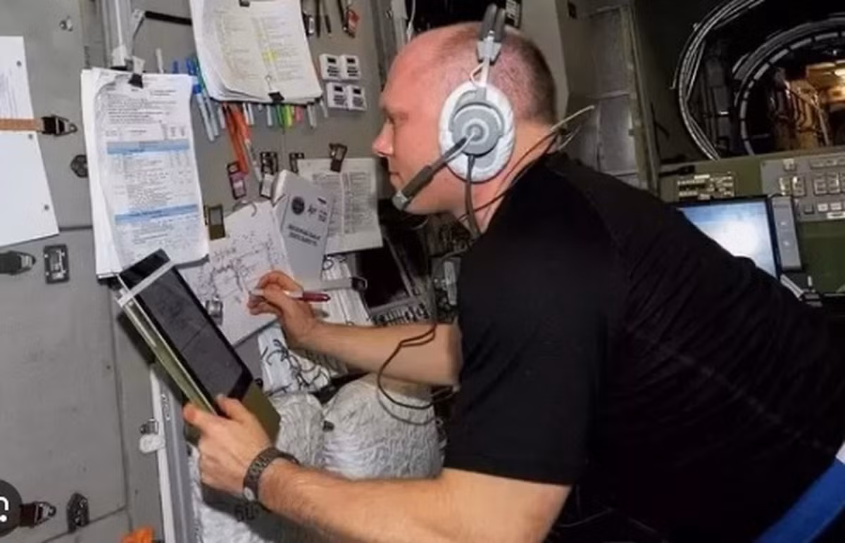 Nguyên do là bởi nếu phi hành gia dùng bút chì thì các mảnh vụn từ bút sẽ trôi nổi trong không gian. Thêm nữa, nếu ruột bút chì bị gãy thì sẽ có thể gây nguy hiểm cho phi hành gia và các thiết bị trên tàu vũ trụ.