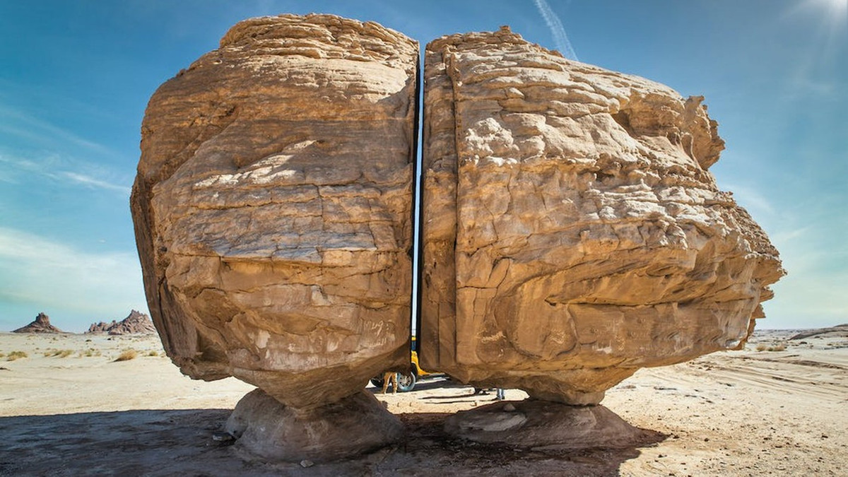 Đá nấm được hình thành từ quá trình phong hóa do gió thổi nhanh hơn ở gần mặt đất, mài mòn đá nhiều hơn tại đó, hoặc hoạt động băng hà do đá dịch chuyển để nằm cân bằng trên khối đá khác.