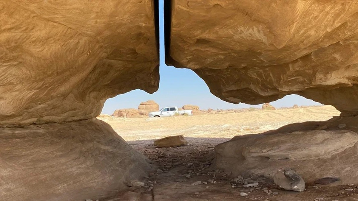 Một số nhà nghiên cứu cho rằng, tảng đá Al Naslaa nằm bên trên đường đứt gãy. Ban đầu, đường cắt được tạo ra do mặt đất bên dưới tảng đá dịch chuyển khiến nó bị cắt làm đôi ở điểm yếu nhất ngay chính giữa tảng đá Al Naslaa.