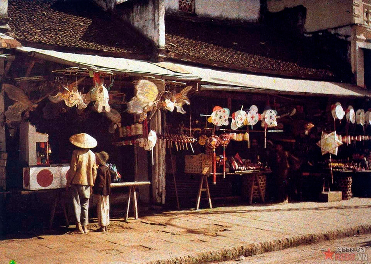 Những cửa hàng bán đồ chơi truyền thống nằm trên phố Hàng Gai, Hà Nội năm 1915.