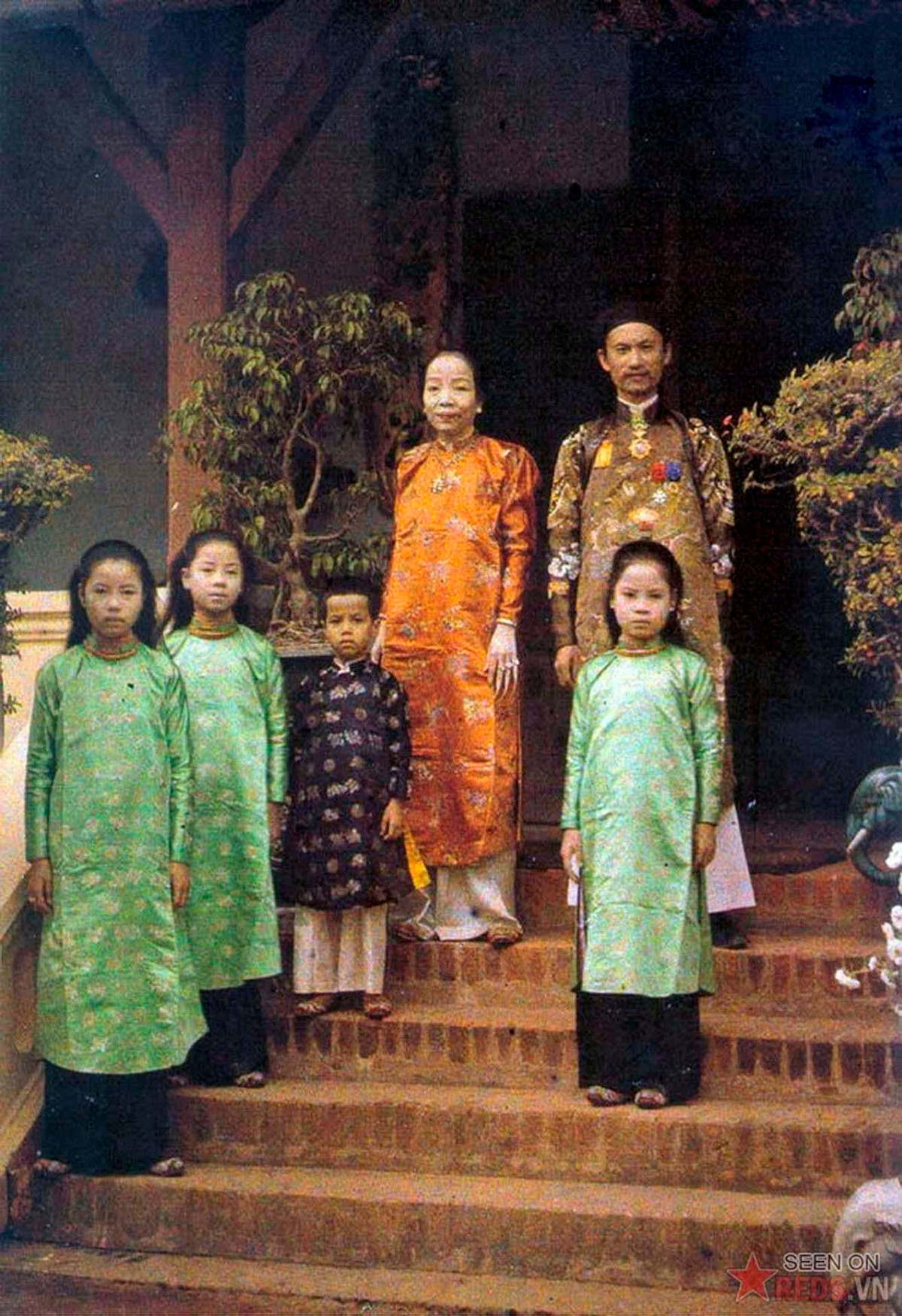 Bức ảnh màu chụp quan Thống sứ Bắc kỳ bên vợ và 4 con năm 1915.