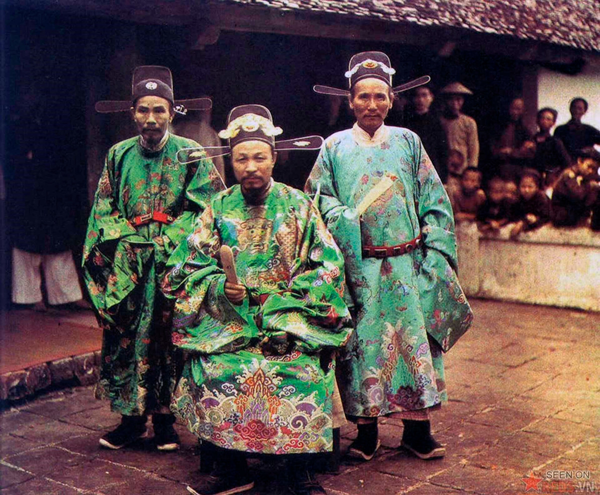 Ảnh chụp 3 vị quan Bắc kỳ trong bộ phẩm phục nghi lễ năm 1915.