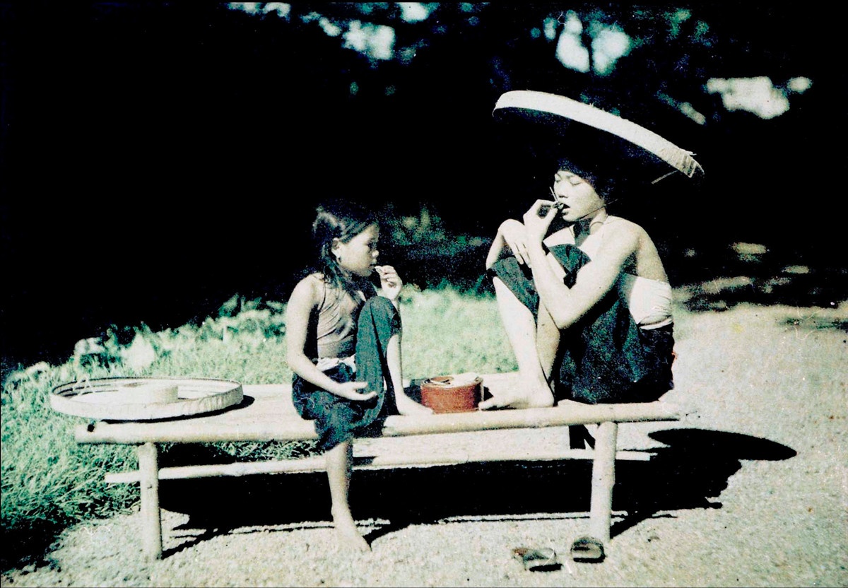 Một phụ nữ Việt Nam ăn trầu cho môi đỏ, răng đen. Bức ảnh này được chụp năm 1921.