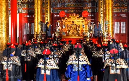 Sau khi lật đổ nhà Minh, lập nên nhà Thanh, họ vẫn giữ nguyên đặc điểm ở cổ tay áo khi may các trang phục của quan viên, thị vệ cho đến thái giám.