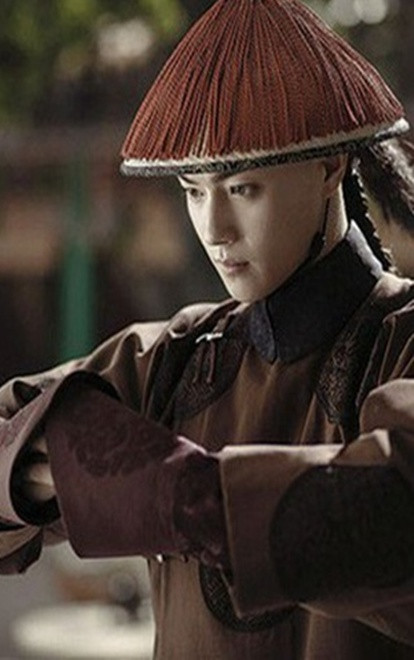 Do vậy, tổ tiên của nhà Thanh may trang phục dày, dài, che kín các bộ phận của cơ thể để giữ ấm cơ thể trong mùa Đông lạnh giá. Một đặc điểm nổi bật của loại trang phục này là cổ tay áo hình móng ngựa. Nó ôm sát và che kín cổ tay giúp cơ thể không bị lạnh.