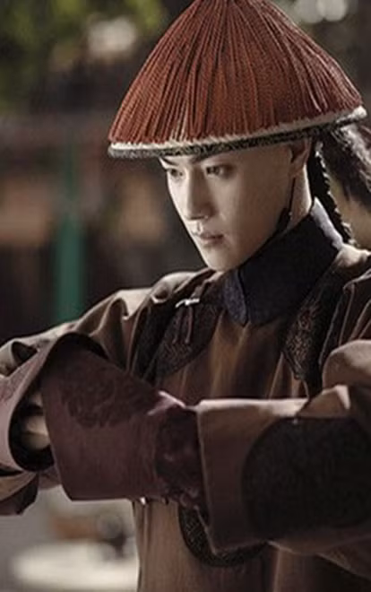 Do vậy, tổ tiên của nhà Thanh may trang phục dày, dài, che kín các bộ phận của cơ thể để giữ ấm cơ thể trong mùa Đông lạnh giá. Một đặc điểm nổi bật của loại trang phục này là cổ tay áo hình móng ngựa. Nó ôm sát và che kín cổ tay giúp cơ thể không bị lạnh.