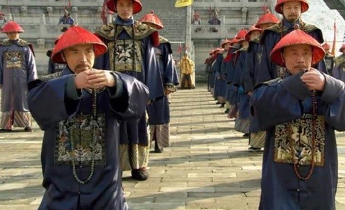 Mặt khác, loại tay áo này không cản trở việc nam giới rút mũi tên hay dùng cung tên khi săn bắn hay tiêu diệt kẻ thù trên chiến trường.