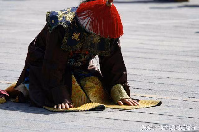 Lý do đầu tiên là vì muốn ghi nhớ về quá khứ của tổ tiên. Tổ tiên của nhà Thanh vốn là bộ lạc du mục sống ở phương Bắc lạnh giá. Họ rất giỏi cưỡi ngựa bắn cung nên có được lợi thế lớn khi săn bắn và chinh chiến.