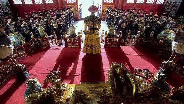 Mục đích là nhằm nhắc nhở con cháu nhà Thanh ghi nhớ công lao của tổ tiên. Tuy nhiên, đến mùa Hè, việc mặc trang phục như vậy khiến các đại thần, thị vệ, thái giám khá nóng và hơi bất tiện trong sinh hoạt hàng ngày.