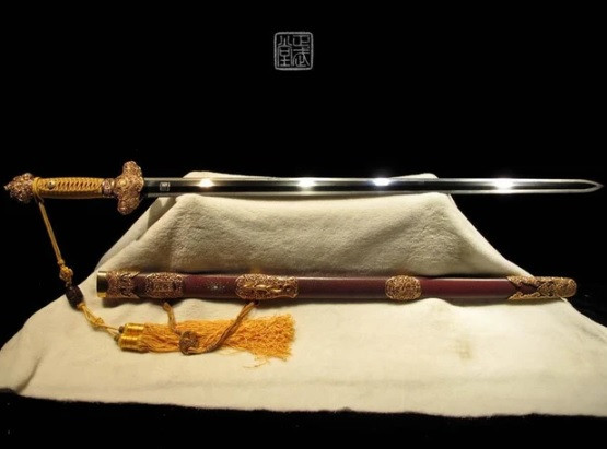 Tương truyền, Âu Dã Tử và Can Tương đã rèn nên Long Tuyền Kiếm. Ban đầu, thanh kiếm này có tên là "Thất Tinh Long Nguyên Kiếm" vì liên quan đến 2 thợ rèn kiếm này. Hai người này đã khoét sâu vào trong lòng núi để dẫn dòng suối đến 7 hồ nước, cạnh lò rèn kiếm được bao quanh bởi 7 ngôi sao Bắc Đẩu ở phía trên.