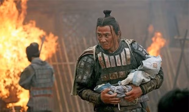 Ngay cả Tào Tháo khi ấy cũng hết lời khen ngợi mãnh tướng Triệu Vân và muốn chiêu mộ về làm việc cho mình. Tuy nhiên, Triệu Vân kiên quyết từ chối dù được Tào Tháo đưa ra những đề nghị hấp dẫn.