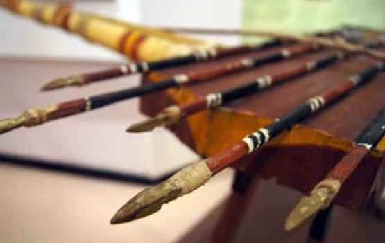 Trong truyền thuyết Mỵ Châu - Trọng Thủy, vua An Dương Vương có Nỏ thần, bắn một lúc nhiều mũi tên ở khoảng cách rất xa và chỉ vài lần bắn là quân Triệu Đà đông đến hàng vạn cũng phải tan tành rồi bỏ chạy. Chính sử sách Trung Quốc như quyển Thái Bình hoàn vũ ký cũng ghi chép rằng: “Nỏ thần bắn một phát giết hàng vạn người, bắn ra 3 phát giết đến 3 vạn”.