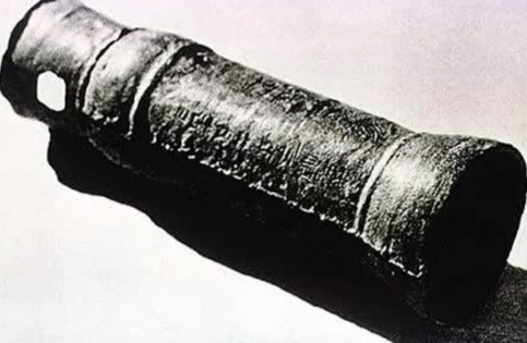 Dưới thời nhà Hồ, Hồ Nguyên Trừng tạo ra Thần cơ sang pháo (đại bác). Sáng chế này được đánh giá là một phát minh lớn về vũ khí của lịch sử dân tộc Việt Nam.