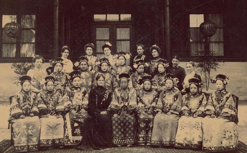 Tương tự như con cháu họ Ái Tân Giác La, quý tộc Bát Kỳ Mãn Châu cũng đổi họ. Ví dụ như Hách Xá Lý thị đổi thành họ “Hách” hoặc “Hà”, Nữu Hỗ Lộc thị đổi thành họ “Lang” hoặc “Nữu”, Đông Giai thị đổi thành “Đông”...