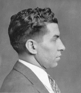 Sự việc này bắt nguồn từ việc năm 1942. Khi ấy, tàu chiến USS Lafayette của hải quân Mỹ bốc cháy và bị lật khi ở cảng tại Manhattan. Sự việc này khiến một số quan chức Mỹ hoài nghi liệu đó có phải là hành động phá hoại của những kẻ ủng hộ phát xít.