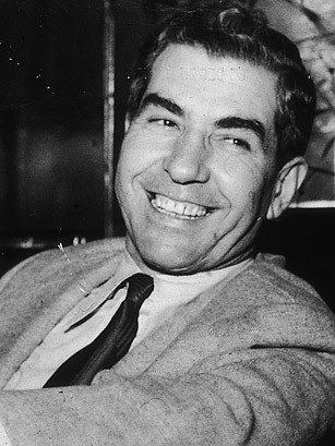 Luciano và các tổ chức mafia ở Itlay căm ghét Thủ tướng nước này khi ấy là Benito Mussolini vì ông đã ra lệnh "xử lý" các băng đảng khiến những tên tội phạm này luôn phải trốn chạy, sống trong sợ hãi.