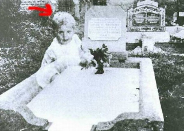Năm 1945, Mary Elizabeth ở Australia đến thăm mộ của con gái Joyce Elizabeth Andrews - người qua đời khi 17 tuổi. Bà đã chụp một bức ảnh tại ngôi mộ. Sau khi ảnh rửa ra, bà phát hiện một em bé ngồi bên mộ con gái mình, đôi mắt nhìn thẳng vào ống kính máy ảnh. Bà vô cùng kinh ngạc và cảm thấy khó hiểu bởi lúc chụp ảnh không hề có người nào.