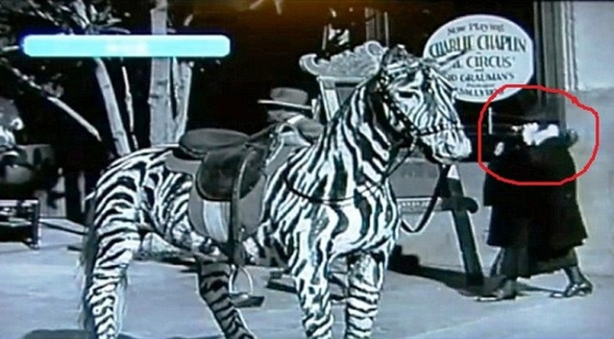 Khi xem DVD phim Rạp xiếc của "vua hề" Charlie Chaplin gây chú ý khi xuất hiện một hình ảnh bí ẩn. Cụ thể, trong một cảnh quay, nhiều người chú ý đến hình ảnh một người phụ nữ cầm một thiết bị mỏng, màu đen được cho giống điện thoại di động. Chi tiết này làm dấy lên suy đoán người phụ nữ đó có thể là nhà du hành thời gian.