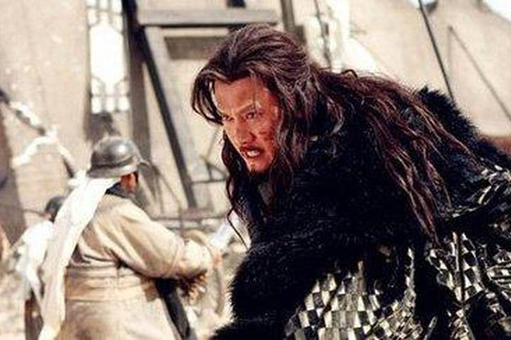 Sau đó, Hạng Vũ đã cho quân lính vơ vét toàn bộ vàng bạc, châu báu cũng như mỹ nữ trong hoàng cung.