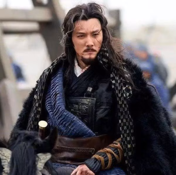 Thậm chí, Hạng Vũ ra lệnh châm lửa thiêu rụi các tòa cung điện, bao gồm cung A Phòng. Theo đó, cung điện nguy nga này cháy suốt 3 tháng rồi biến mất khỏi lịch sử.