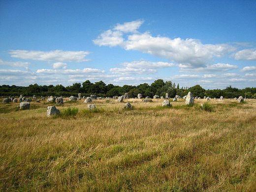 Bên cạnh đó, người dân địa phương lưu truyền truyền thuyết về sự xuất hiện của hơn 3.000 cột đá Carnac có liên quan đến một pháp sư. Cụ thể, Merlin là một pháp sư và là nhà tiên tri vĩ đại thời cổ đại.