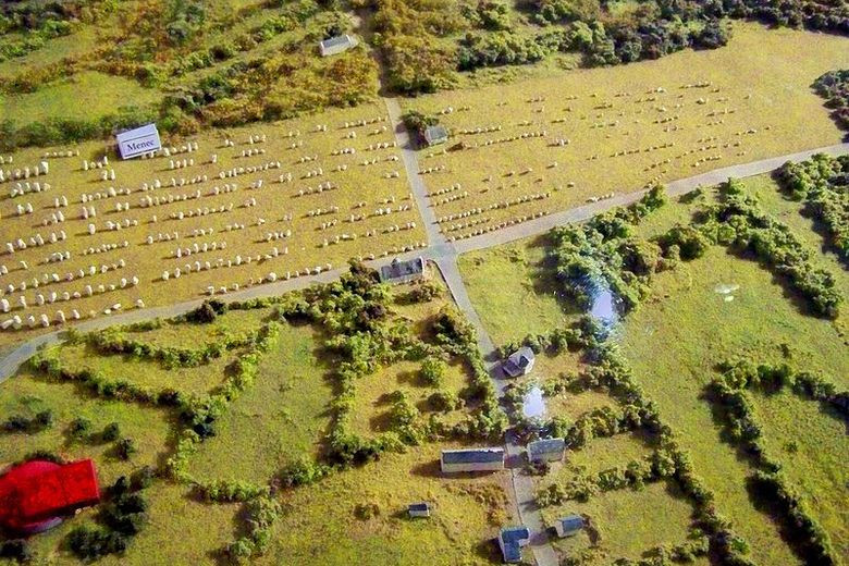 Trong suốt nhiều năm, giới nghiên cứu nỗ lực giải mã mục đích người xưa dựng hơn 3.000 cột đá Carnac để làm gì. Trong số này, một giả thuyết cho rằng, người xưa dựng những cột đá đó nhằm báo hiệu động đất.