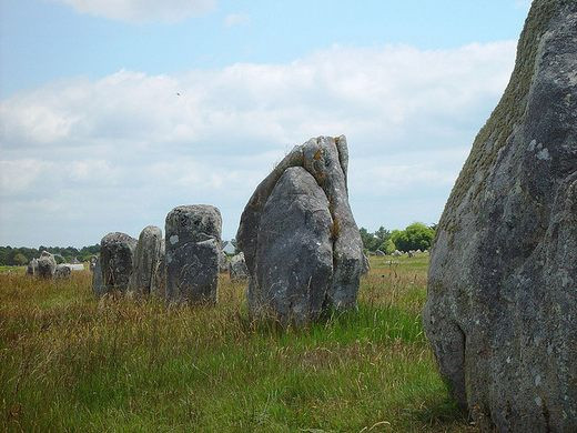 Nhận thấy đó là mối nguy hiểm lớn đối với nước Anh, pháp sư Merlin đã sử dụng sức mạnh huyền bí của mình, phù phép biến những người lính La Mã thành các tảng đá khi đoàn quân đang hành quân theo đội hình thẳng đều tăm tắp.
