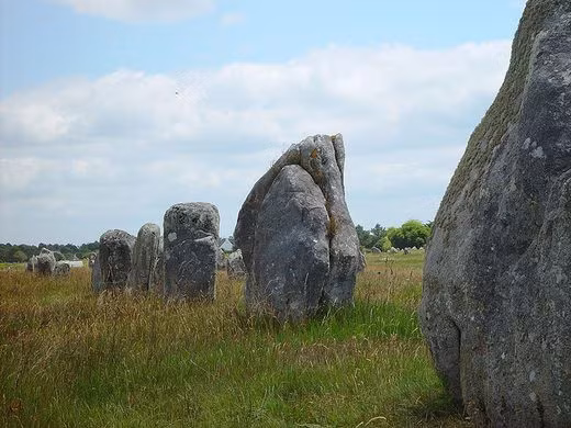Nhận thấy đó là mối nguy hiểm lớn đối với nước Anh, pháp sư Merlin đã sử dụng sức mạnh huyền bí của mình, phù phép biến những người lính La Mã thành các tảng đá khi đoàn quân đang hành quân theo đội hình thẳng đều tăm tắp.