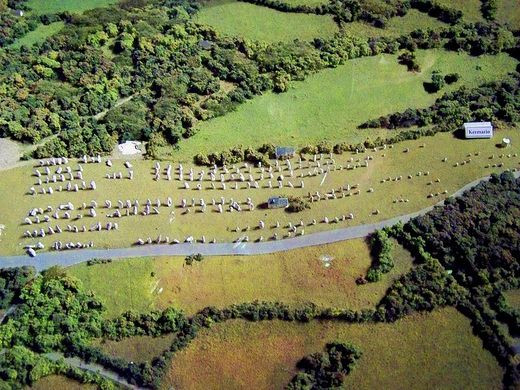 Theo đó, chỉ trong một thời gian rất ngắn, hơn 3.000 binh lính La Mã bị hóa đá và trở những cột đá xếp thẳng tắp trên vùng đất rộng lớn ngày nay là lãnh thổ của Pháp.