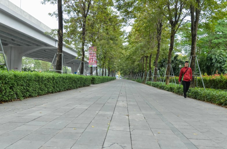 Để tổ chức làn xe đạp, Sở GTVT Hà Nội kiến nghị UBND thành phố chỉ đạo cho sửa chữa vỉa hè quanh công viên Hòa Bình, tạo đường ưu tiên cho xe đi hai chiều rộng 3m.