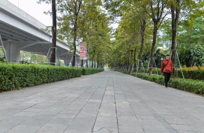 Để tổ chức làn xe đạp, Sở GTVT Hà Nội kiến nghị UBND thành phố chỉ đạo cho sửa chữa vỉa hè quanh công viên Hòa Bình, tạo đường ưu tiên cho xe đi hai chiều rộng 3m.