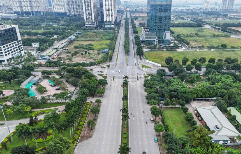 Tuyến đường dành cho xe đạp dài khoảng 5,7km, trong đó khu vực đi trên vỉa hè quanh công viên Hòa Bình dài 1,8km, đoạn trên đường Hoàng Minh Thảo dài gần 4km. Sở GTVT Hà Nội cũng đề xuất bổ sung 4 trạm xe đạp công cộng bao quanh khu vực công viên Hòa Bình, tăng cường kết nối với các phương tiện vận tải hành khách công cộng lân cận.
