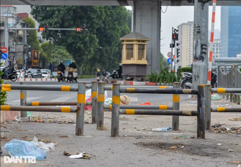 Hệ thống rào chắn 3 lớp được lắp đặt tại các điểm ra, vào tuyến đường nhằm tránh xe máy lưu thông. Ghi nhận thực tế, khu vực này đang bị vứt rác bừa bãi.