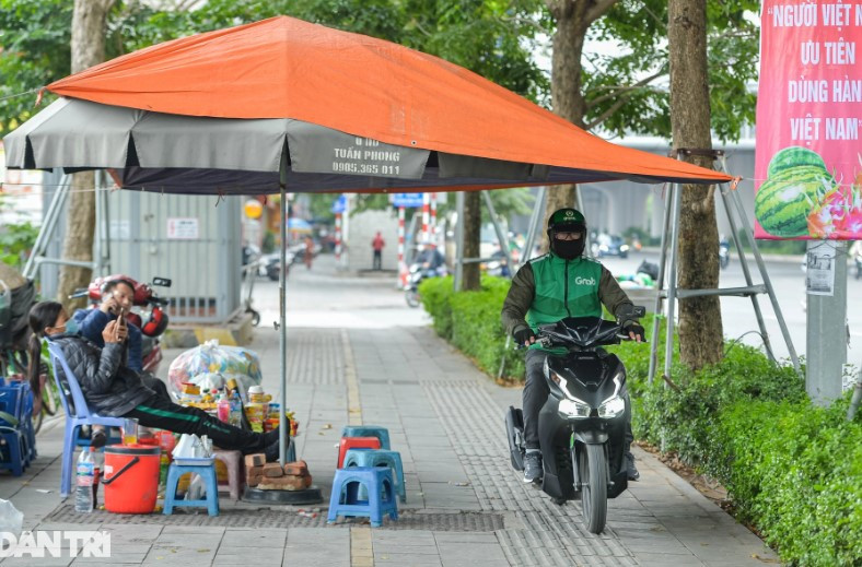 Hiện vẫn còn một số người bán nước trên vỉa hè quanh công viên Hòa Bình. Nhiều người còn đi xe máy trên vỉa hè. Theo Sở GTVT Hà Nội, mức kinh phí để tổ chức thí điểm hai tuyến đường dành cho xe đạp là gần 10 tỷ đồng, trích từ ngân sách nhà nước: Tuyến đường dọc sông Tô Lịch kinh phí 970 triệu đồng, tuyến xung quanh công viên Hòa Bình và đường Hoàng Minh Thảo kinh phí 8,8 tỷ đồng.