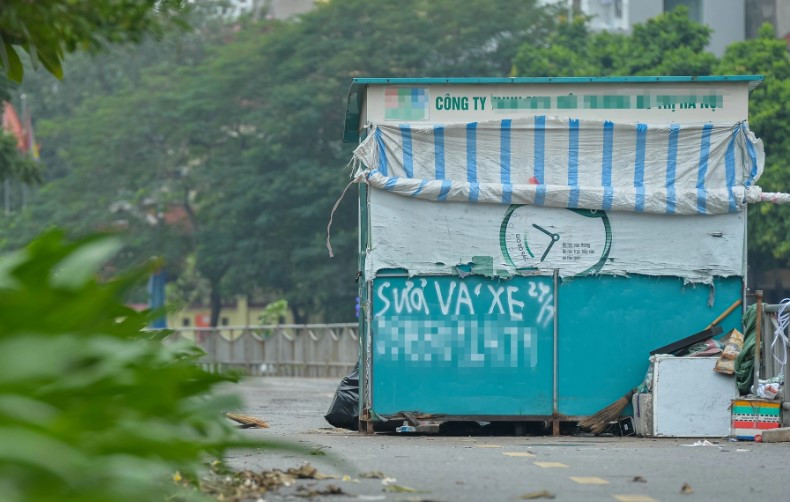 Thời gian qua, tuyến đường này bị đào xới để thi công hệ thống thu gom nước thải dọc sông Tô Lịch. Mặc dù việc thi công đã hoàn tất nhưng vẫn còn nhếch nhác, ngổn ngang rác, lều tạm.