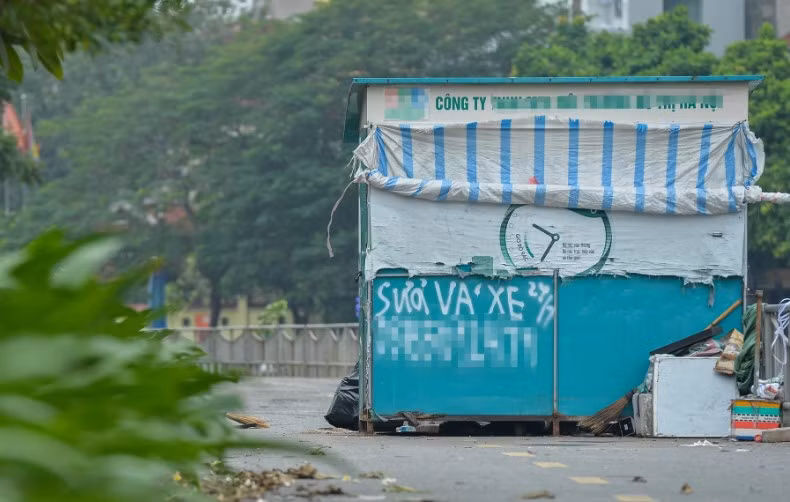 Thời gian qua, tuyến đường này bị đào xới để thi công hệ thống thu gom nước thải dọc sông Tô Lịch. Mặc dù việc thi công đã hoàn tất nhưng vẫn còn nhếch nhác, ngổn ngang rác, lều tạm.