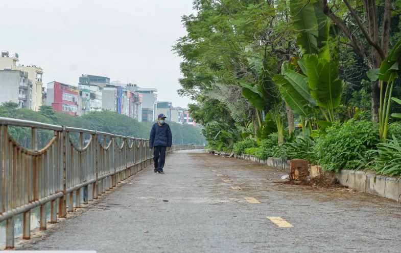 Hiện tuyến đường này dành cho người đi bộ và di chuyển bằng xe đạp. Theo phương án tổ chức của Sở Giao thông vận tải Hà Nội, làn xe đạp sẽ được bố trí rộng 3m, 1m còn lại dành cho người đi bộ. Dải phân cách cứng dọc tuyến từ Ngã Tư Sở đến Cầu Giấy đã được trồng hoa, cây xanh. Ông Trần Hải Đăng (53 tuổi, sống tại đường Láng, quận Đống Đa, Hà Nội) tỏ ra hào hứng trước thông tin thí điểm xây dựng làn đường riêng cho xe đạp dọc sông Tô Lịch.