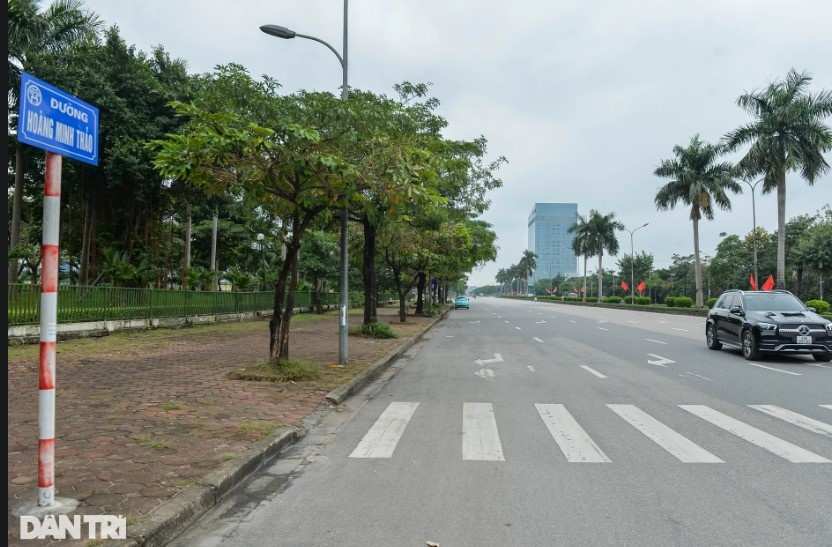 Ghi nhận của phóng viên Dân trí, tuyến đường Hoàng Minh Thảo mỗi bên có 5 làn xe nhưng vắng phương tiện lưu thông.